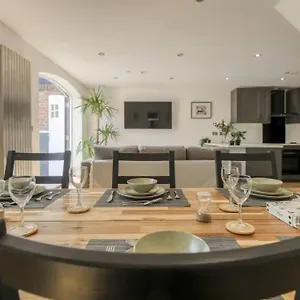 Stunning Two Bed House In City Centre, Holiday home Southampton