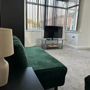 Shm Ensuite Great For Long Term & Short 15 Min Drive To Centre & Airport 5 Min Walk To Shops And Train Station 10 Mins To High Street Apartment Birmingham